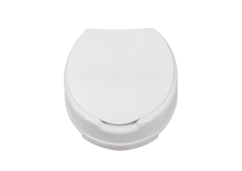 Elevainodoro blanco con tapa cerrada. Se muestra su apariencia compacta y estética, ideal para mantener la higiene visual en baños domiciliarios o institucionales.