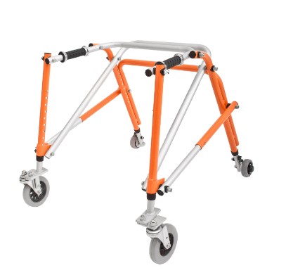 Fotografía de un andador posterior de aluminio reforzado, mostrando su diseño y funcionalidad. El andador es de color naranja y plateado, con ruedas delanteras de 12,5 cm y tomas laterales horizontales. Se observa su estructura tubular y terminaciones en natural mate y pintura epoxi.
