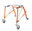 Fotografía de un andador posterior de aluminio reforzado, mostrando su diseño y funcionalidad. El andador es de color naranja y plateado, con ruedas delanteras de 12,5 cm y tomas laterales horizontales. Se observa su estructura tubular y terminaciones en natural mate y pintura epoxi.