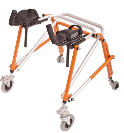 Andador posterior de aluminio reforzado en posición abierta. Presenta estructura tubular en color naranja y plateado, con ruedas delanteras de giro libre de 12,5 cm y tomas laterales en posición horizontal. El diseño muestra terminaciones anodizadas en natural mate y pintura epoxi de alta resistencia.