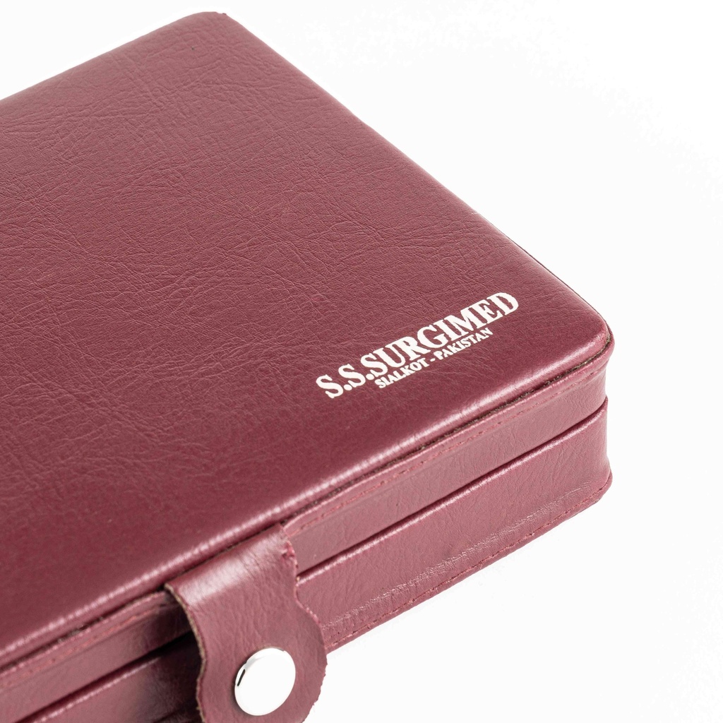 Estuche cerrado de laringoscopio Miller con textura símil cuero color bordó y logo blanco de S.S. Surgimed.