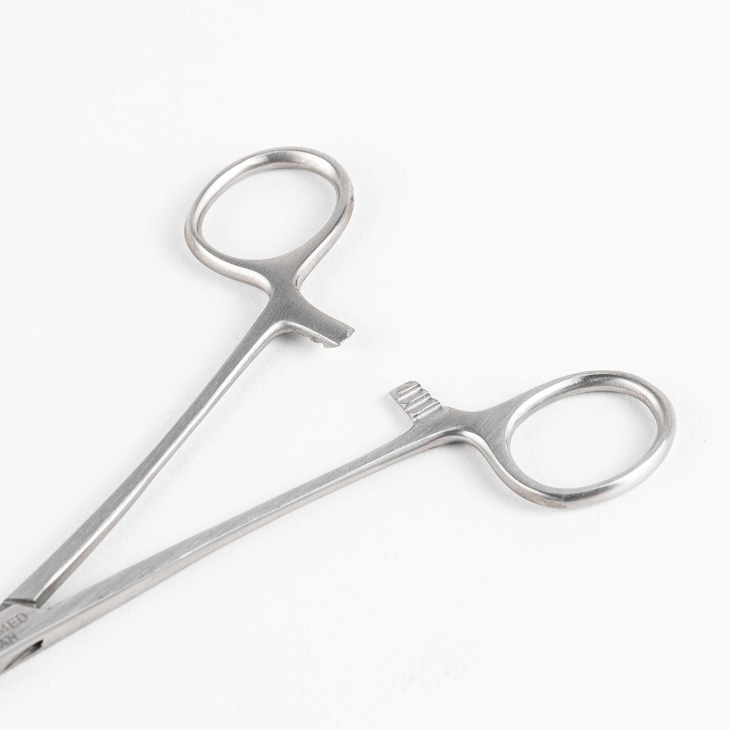 Primer plano de la zona superior del Porta Agujas Mayo Hegar de 14 cm, donde se observa el sistema de cierre tipo cremallera entre los anillos. Fabricado en acero inoxidable con acabado mate.