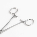 Primer plano de la zona superior del Porta Agujas Mayo Hegar de 14 cm, donde se observa el sistema de cierre tipo cremallera entre los anillos. Fabricado en acero inoxidable con acabado mate.