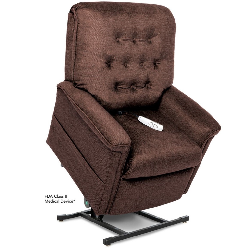 Sillón elevable de color marrón con diseño clásico y respaldo acolchado con botones. Control remoto blanco con dos botones de flecha sobre el asiento. Base metálica negra visible en la parte inferior.