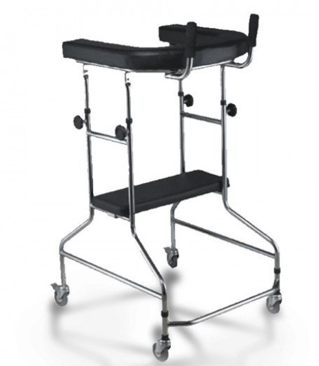 Imagen de un andador axilar con posabrazos Foshan FS9612. El andador es de color plateado y está fabricado en aluminio resistente. Cuenta con mecanismos de botón negros para operarlo con los dedos, las palmas o el costado de la mano. Tiene empuñaduras contorneadas de vinilo negro y tapas deslizantes traseras también negras para facilitar el movimiento.