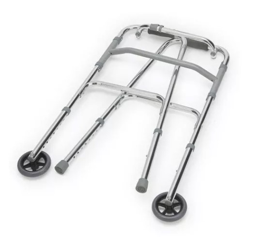 "Imagen del andador con ruedas FS9125L, diseñado para ofrecer seguridad, comodidad y facilidad de uso. El andador es de color plateado y cuenta con mecanismos de ajuste negros que pueden operarse con los dedos, las palmas o el costado de la mano. Tiene una estructura de aluminio resistente, empuñaduras contorneadas de vinilo negro y regatones antideslizantes negros.