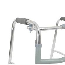 Imagen en primer plano del andador con ruedas FS9125L, mostrando el detalle de la empuñadura contorneada de vinilo negro y el marco de aluminio plateado. Se enfoca en la parte superior del andador, incluyendo los mecanismos de ajuste negros.