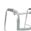 Imagen en primer plano del andador con ruedas FS9125L, mostrando el detalle de la empuñadura contorneada de vinilo negro y el marco de aluminio plateado. Se enfoca en la parte superior del andador, incluyendo los mecanismos de ajuste negros.