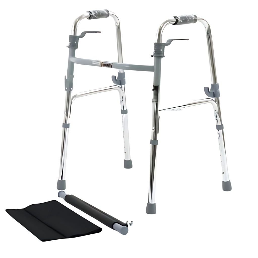 Imagen del andador de aluminio con asiento Foshan FS961L, con el asiento de tela reforzada negra extendido en el suelo. El andador es de color plateado y cuenta con mecanismos de botón negros, estructura de aluminio resistente, empuñaduras contorneadas de vinilo negro y regatones antideslizantes negros.