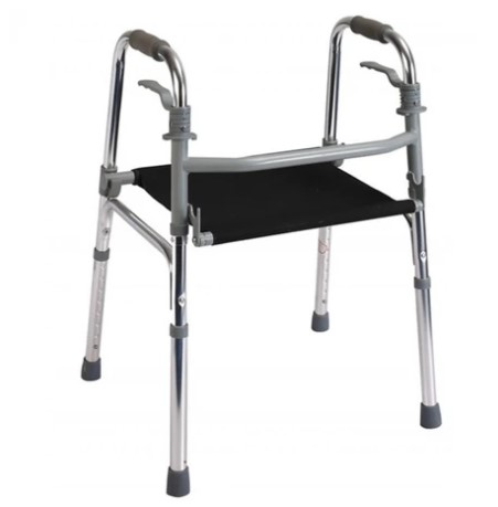 Imagen del andador de aluminio con asiento Foshan FS961L, mostrando el asiento de tela reforzada negra extendido para su uso. El andador es de color plateado y cuenta con mecanismos de botón negros, estructura de aluminio resistente, empuñaduras contorneadas de vinilo negro y regatones antideslizantes negros.