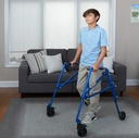 Fotografía de un niño demostrando el uso del andador Klip Todo Terreno azul, un modelo ligero y posterior, sin el asiento.  Se observan las ruedas y parte de los soportes para los brazos. El andador está diseñado para personas con necesidades especiales.