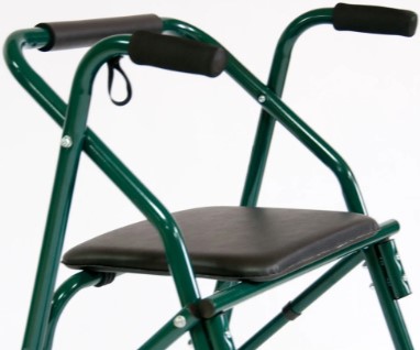 Imagen en primer plano del andador plegable con 2 ruedas Foshan FS914L en color verde, mostrando el detalle de las empuñaduras negras, el asiento de cuerina negra y parte de la estructura de aluminio. Se enfoca en la parte superior del andador, incluyendo el respaldo con grip acolchado negro.