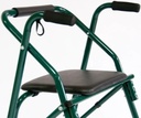 Imagen en primer plano del andador plegable con 2 ruedas Foshan FS914L en color verde, mostrando el detalle de las empuñaduras negras, el asiento de cuerina negra y parte de la estructura de aluminio. Se enfoca en la parte superior del andador, incluyendo el respaldo con grip acolchado negro.