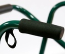Imagen en primer plano del andador plegable con 2 ruedas Foshan FS914L en color verde, mostrando el detalle de la empuñadura negra con textura. Se enfoca en una de las empuñaduras del andador, mostrando su forma y material.