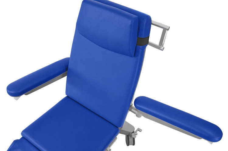Detalle del respaldo acolchado azul con apoyabrazos ergonómicos extendidos. Diseño minimalista con acabados metálicos.