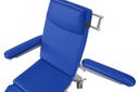 Detalle del respaldo acolchado azul con apoyabrazos ergonómicos extendidos. Diseño minimalista con acabados metálicos.