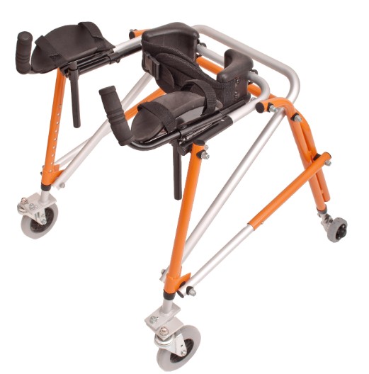Andador posterior de aluminio reforzado en posición abierta, con soporte adicional acolchado para mayor comodidad del usuario. Incluye ruedas delanteras de giro libre y ruedas traseras con sistema anti-retroceso, junto a tomas laterales en posición horizontal.