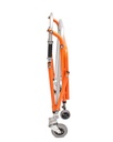Andador posterior de aluminio reforzado plegado, visto de perfil. Se observa su estructura compacta y ligera, destacando las ruedas delanteras giratorias y el sistema de plegado que facilita su almacenamiento y transporte.
