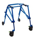 Imagen del andador Klip Todo Terreno sin el asiento instalado, mostrando su estructura de color azul y su diseño ligero de andador posterior. Se pueden observar las ruedas y parte de los soportes para los brazos.