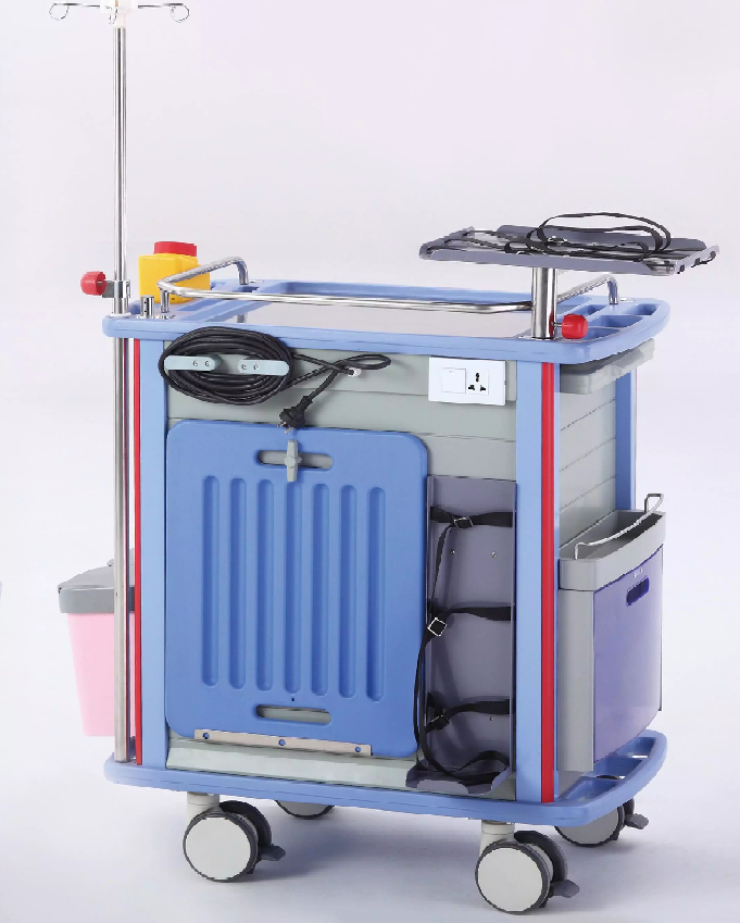 Vista trasera de carro de reanimación en ABS con soporte para oxígeno, estante para desfibrilador, porta suero, tomacorriente y accesorios integrados.